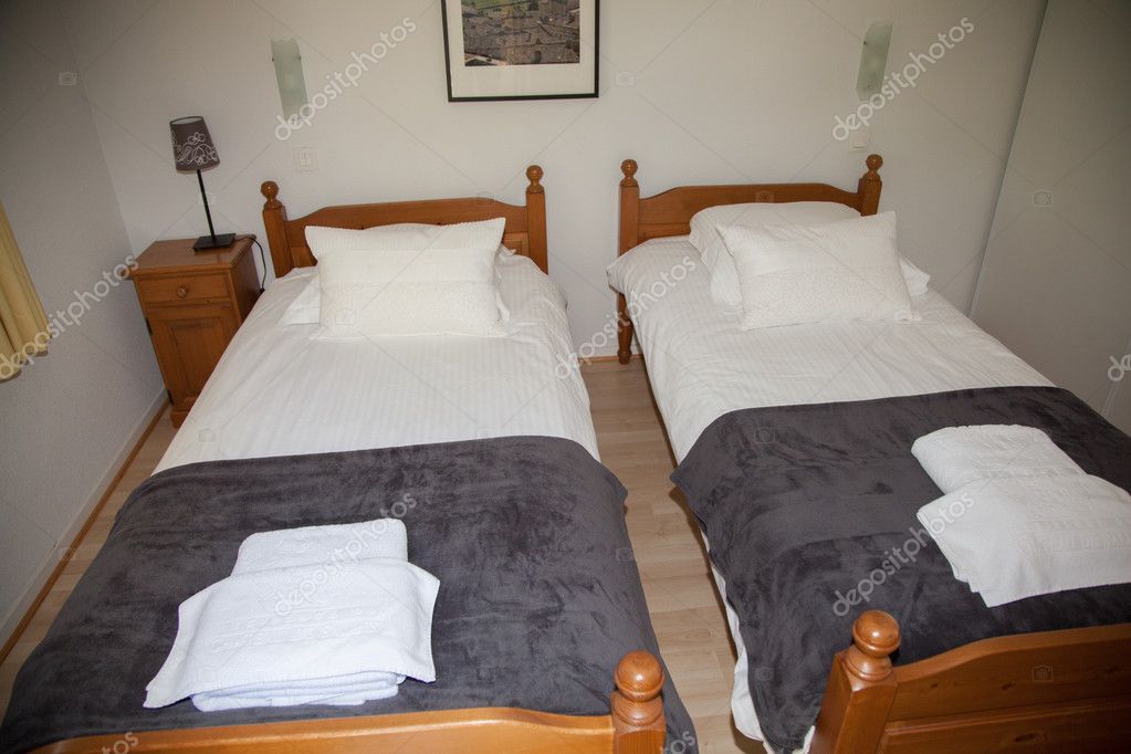 Evin güzel bir odada iki tek kişilik yatak — Stok Foto © OceanProd