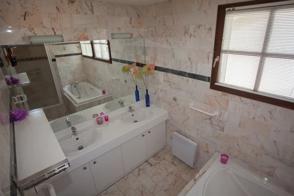 Banheiro muito agradável em uma casa moderna — Fotografia de Stock
