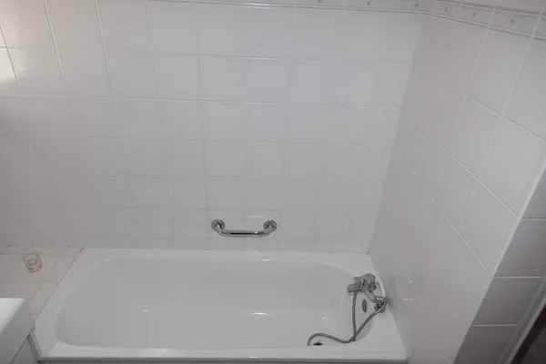 Salle de bain moderne blanche bien décorée , — Photo