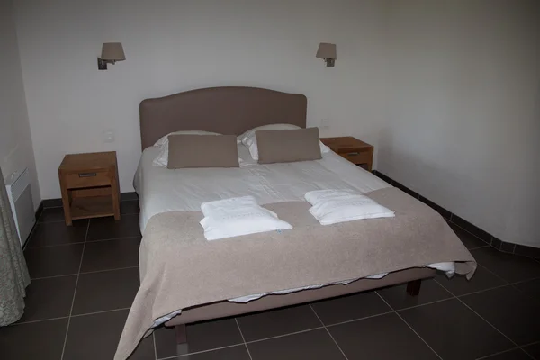 部屋の整理されたダブル ・ ベッドのインテリア — ストック写真