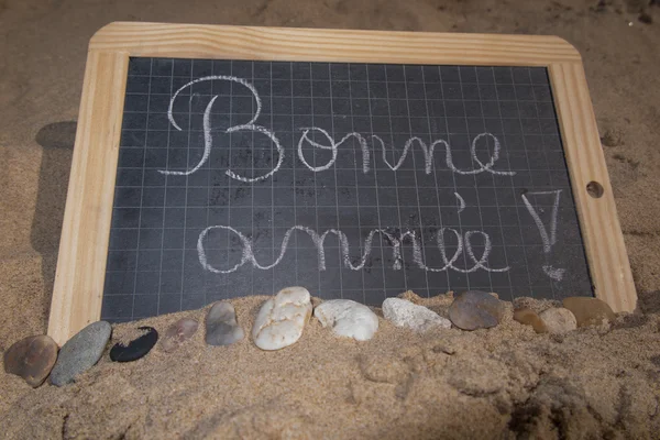 Bonne année écrite sur une planche de sable, sur une plage tropicale — Photo