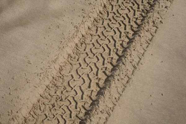 Spår av ett däck i sanden på stranden... — Stockfoto