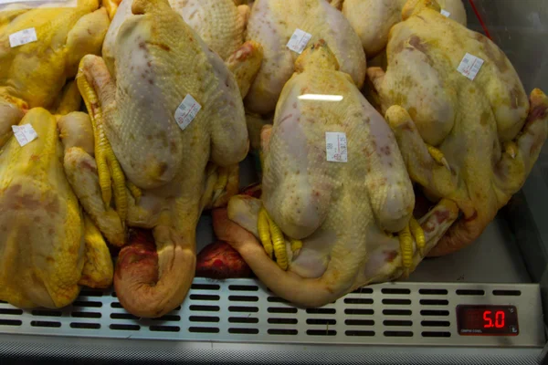 Rauwe kip op de plaats van de markt — Stockfoto