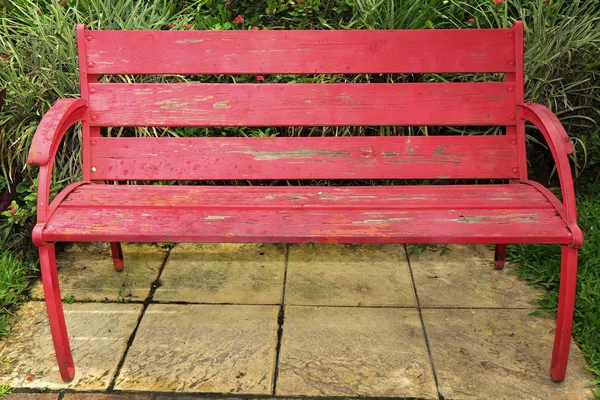 Giornata estiva nel parco con panca rossa — Foto Stock