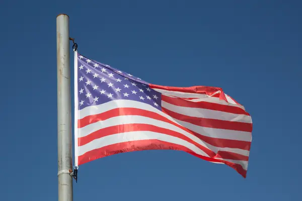 Bandera bajo cielo azul — Foto de Stock