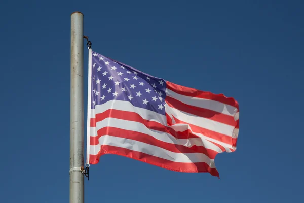 Bandera bajo cielo azul — Foto de Stock