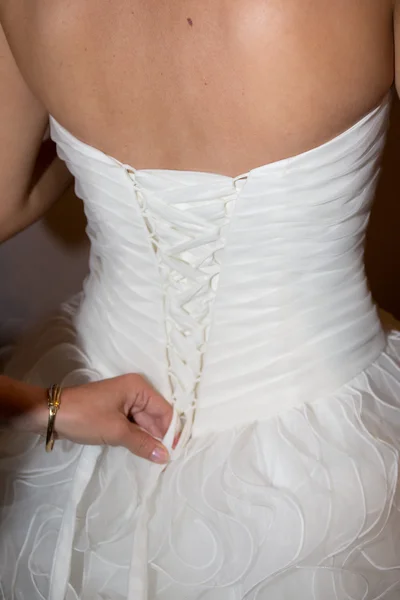 Свадебное платье, прекрасный день для свадебной пары — стоковое фото