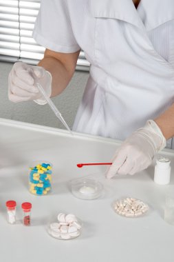 bir laboratuarda çalışan kadın bilim adamı