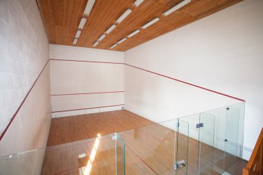 Squash kortu, saf ahşap zemin