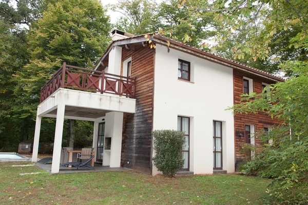 Schönes Haus Außen Sommertag — Stockfoto