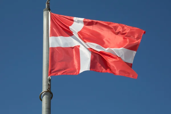 Drapeau de la Suisse sur ciel bleu — Photo