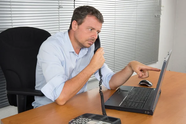 Schöner Mann im Büro — Stockfoto