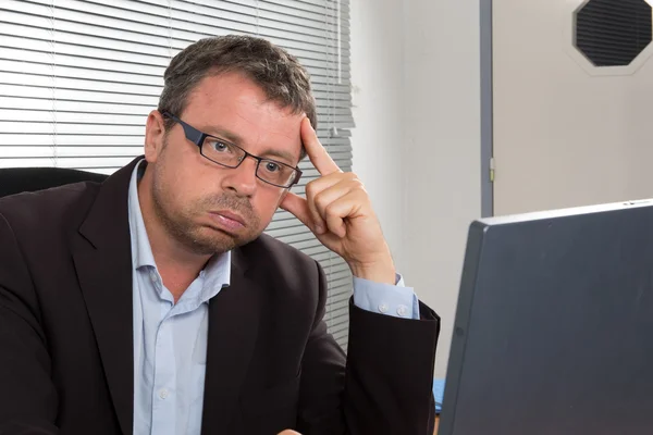 Bonito homem no escritório — Fotografia de Stock