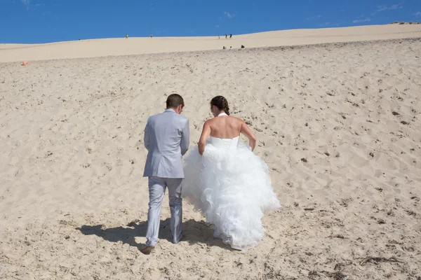 Gelukkige bruid en bruidegom op een prachtig strand — Stockfoto