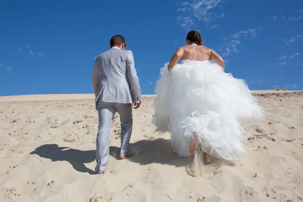 Gelukkige bruid en bruidegom op een prachtig strand — Stockfoto