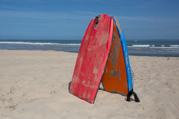 Bodyboard na písku v létě — Stock fotografie