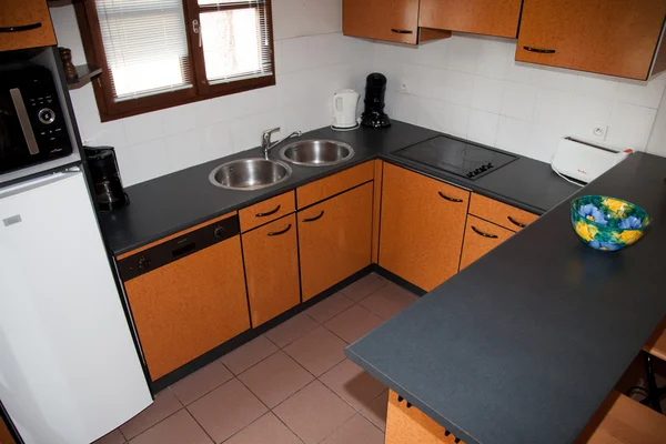 现代住宅中的橙色现代厨房 — 图库照片