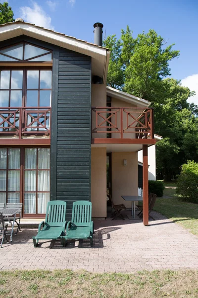 Hermosa casa con un precioso jardín — Foto de Stock