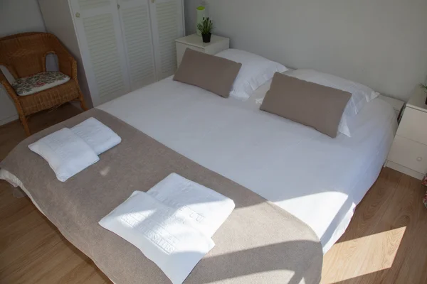 Двоспальне ліжко в сучасній інтер'єрній кімнаті — стокове фото