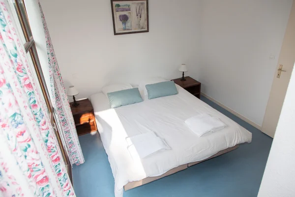 Kétágyas ágy a modern belső szobában — Stock Fotó