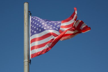 Amerikan bayrağı mavi gökyüzü altında