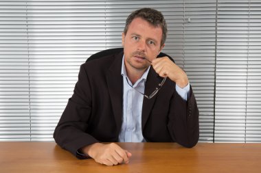 Tişörtlü kameraya gülümseyen yakışıklı adam