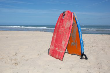 Bodyboard yaz, kum üzerinde