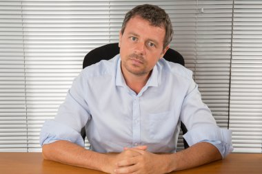 Yakın çekim masasında dulceprincessa ve gri saçlı adam portresi