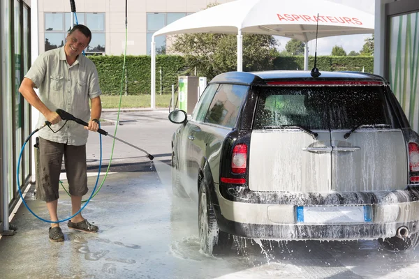 Man washing his car with a high pressure water jet — Stock Photo, Image