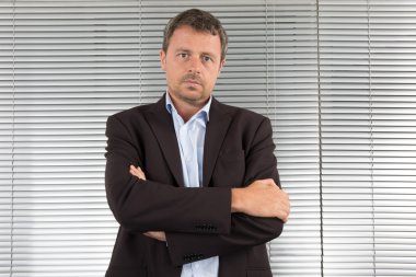 Çapraz silah ile ofiste mutlu işadamı