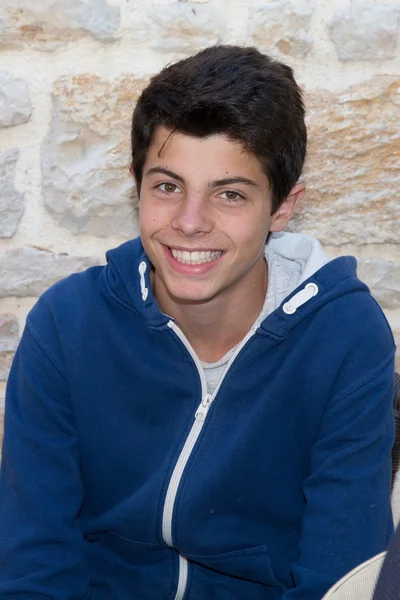 Portrait d'un jeune homme, adolescent souriant — Photo