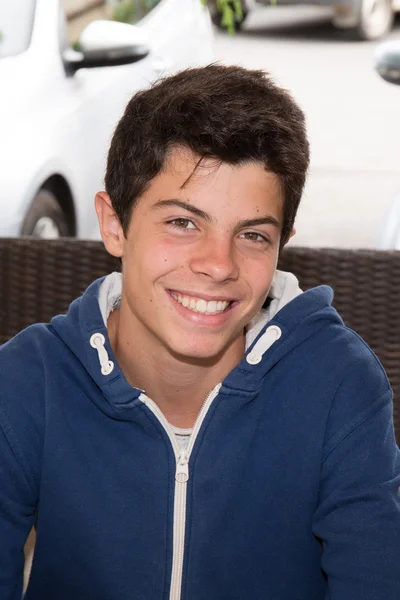 Portrait d'un jeune homme, adolescent souriant — Photo