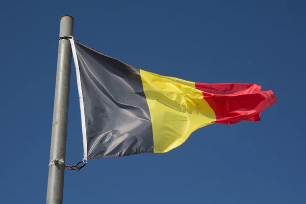 Flagge Belgiens unter blauem Himmel — Stockfoto