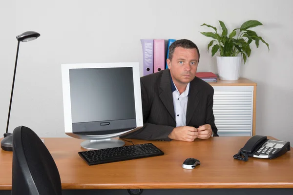 Uomo d'affari di mezza età che lavora sul computer portatile — Foto Stock