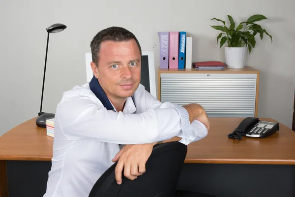 Hombre en el trabajo mirando a la cámara sonriendo — Foto de Stock