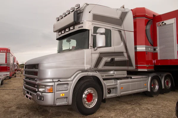 Röd och grå amerikansk lastbil — Stockfoto