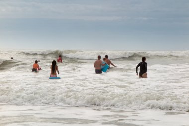 Bir sürü insan, okyanus, arkadan görünüm