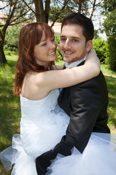 可爱和年轻婚礼热恋中的情侣 — 图库照片