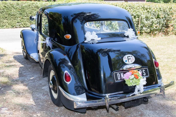 Velho casamento preto carro vintage — Fotografia de Stock