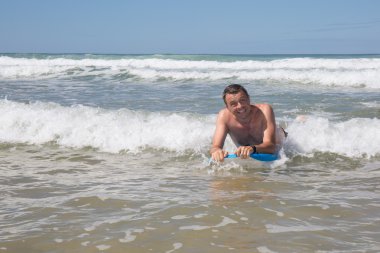 Yaz aylarında kumsalda eğleniyor adam