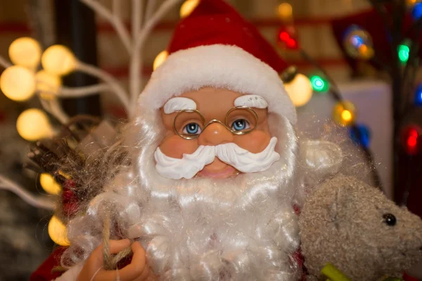 Άγιος Βασίλης να πάρει δώρα και σοκολατάκι από την τσάντα του και να δείχνει το θαύμα — Φωτογραφία Αρχείου