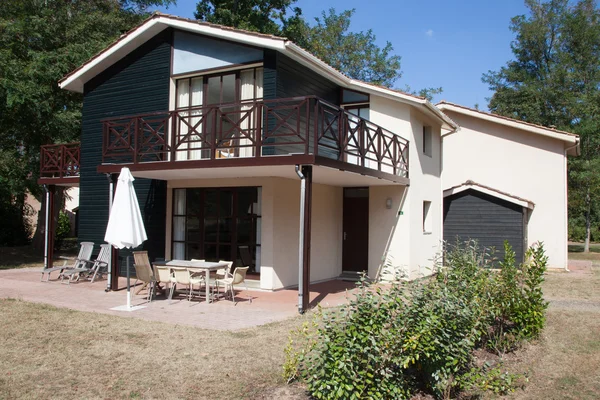 Mooie moderne huis met tuin, buiten — Stockfoto