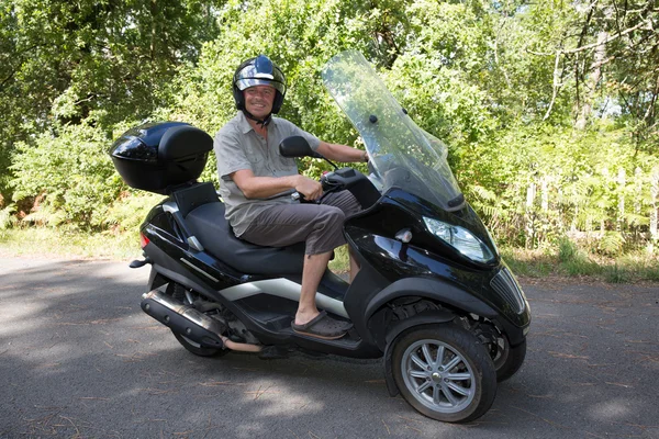 Az ember egy motorkerékpár szórakozást a nyári — Stock Fotó