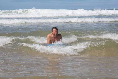 Yaz aylarında kumsalda eğleniyor adam