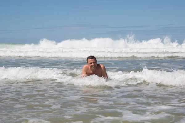 夏の間、ビーチで楽しんで男 — ストック写真