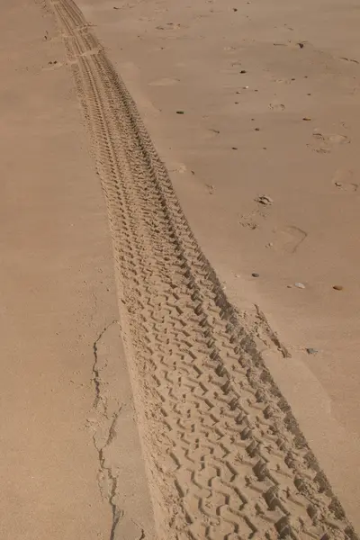 Perspektiva stopy pneumatik na písečné pláži — Stock fotografie