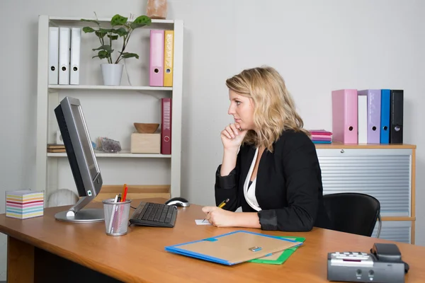 Attraente donna professionale che lavora alla scrivania del suo ufficio — Foto Stock