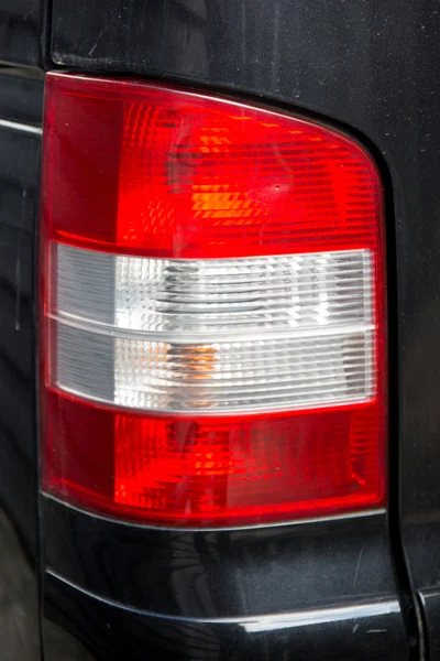 Detalhe da extremidade traseira de um carro de prata com foco nas luzes de freio — Fotografia de Stock