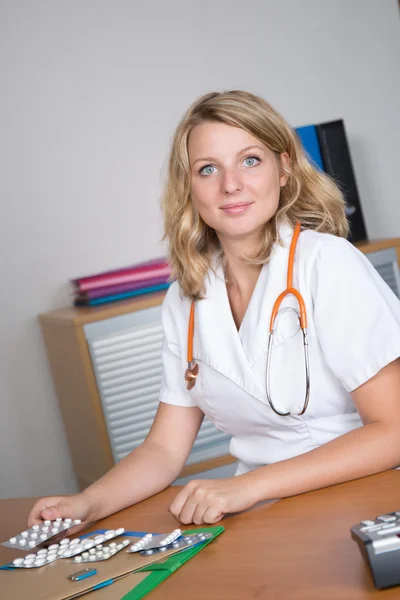 Bei der Arbeit in einem Unternehmen helle und moderne Büro, Geschäftsleute — Stockfoto