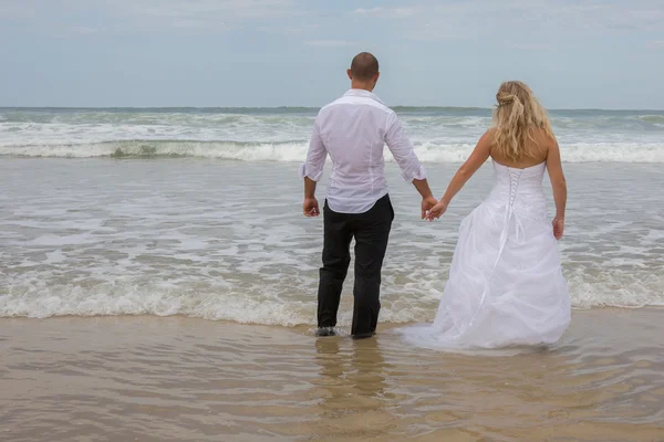 Bakre Visa bröllop par på stranden — Stockfoto